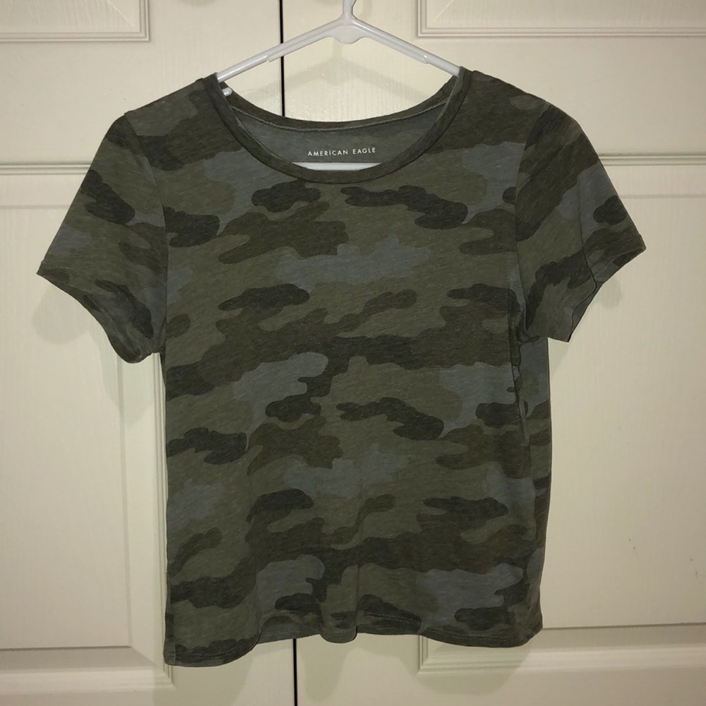 American Eagle cropped camo tshirt
